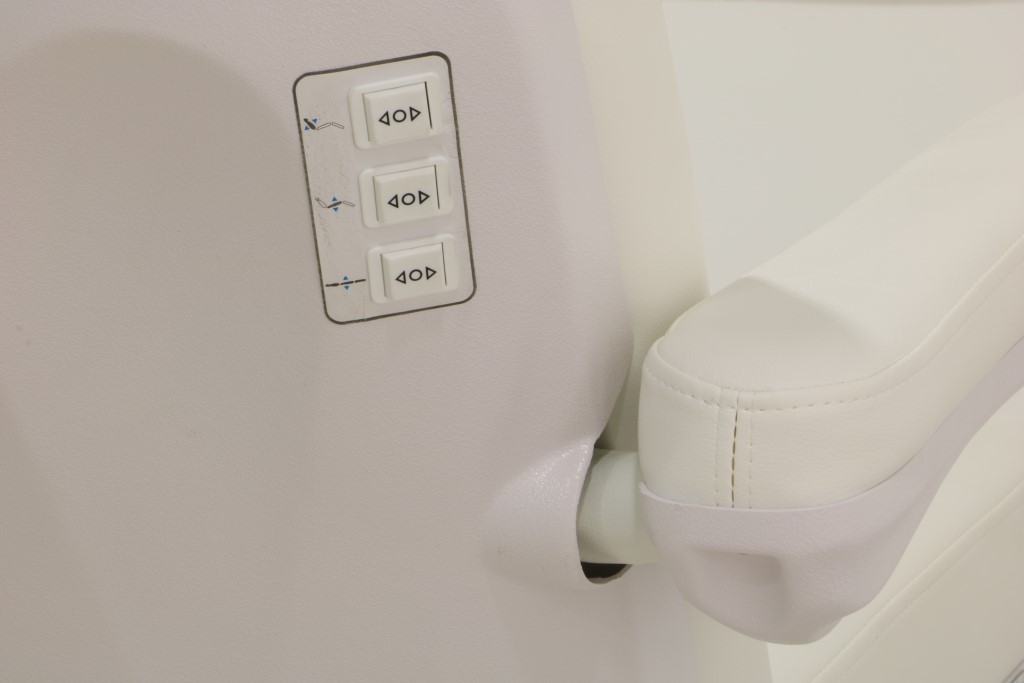 Kontrolna plošča kozmetične mize Fox 2246B hrbtišče Kontrolna plošča kozmetične mize Fox 2246B hrbtišče